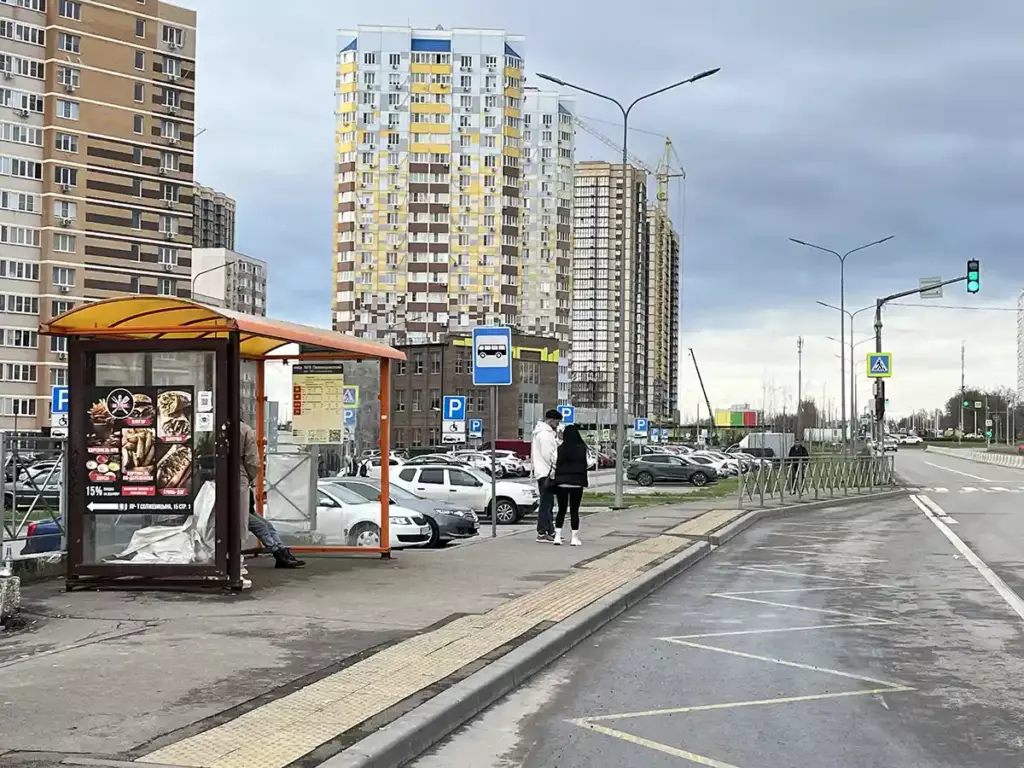 Остановка общественного транспорта на проспекте Солженицына в микрорайоне Левенцовка, Ростов-на-Дону.