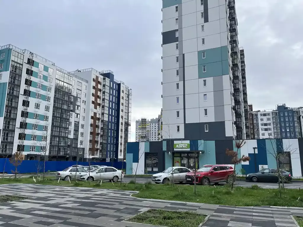Современные жилые дома ЖК «5 Элемент» в микрорайоне Левенцовка с ярким семейным графити на фасаде.