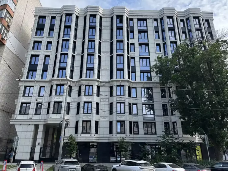 Фасад современного жилого комплекса «Пушкин» бизнес-класса в центре Ростова-на-Дону.