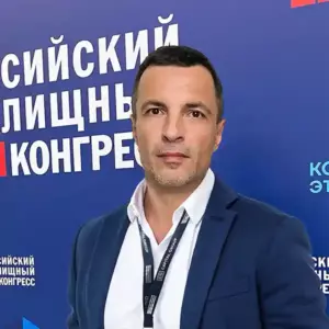 Портрет риэлтора-юриста Александра Лысенко на Всероссийском Жилищном Конгрессе, эксперт по недвижимости на Юге России.
