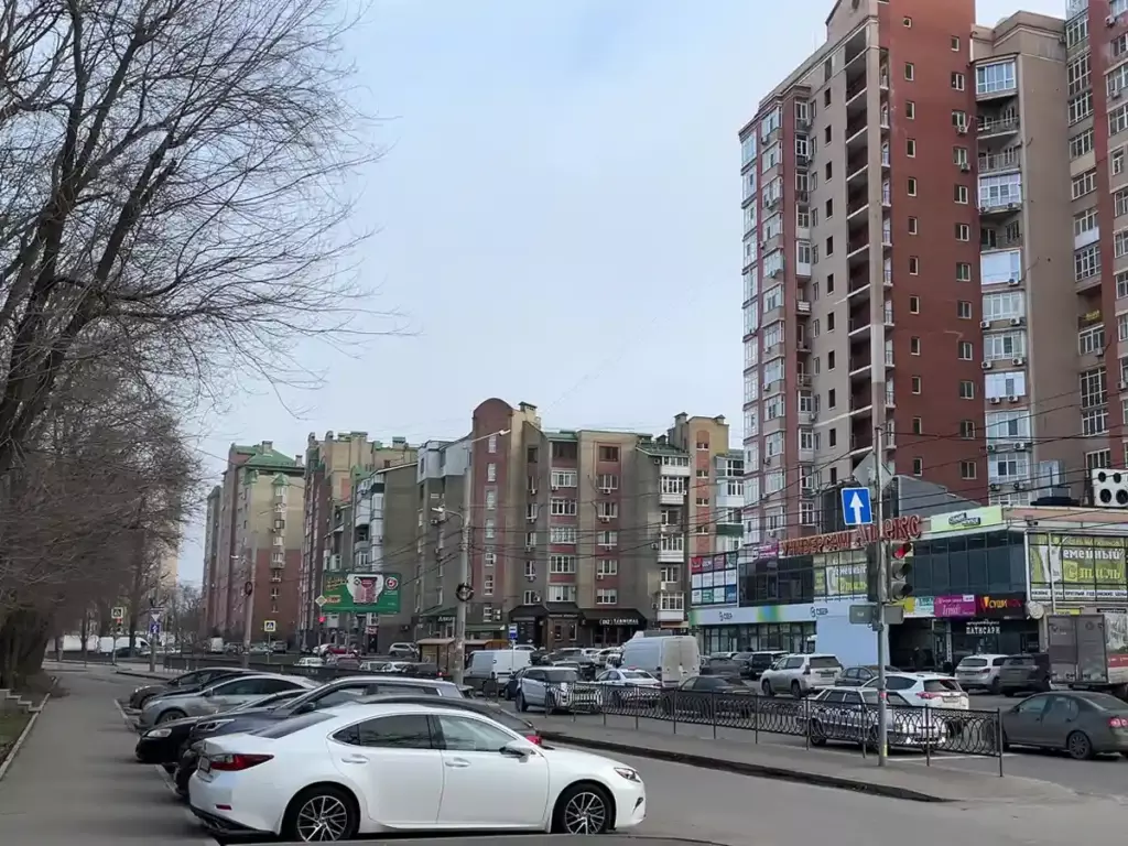 Современная жилая застройка и припаркованные автомобили на улице 2-я Краснодарская в Западном районе Ростова-на-Дону.