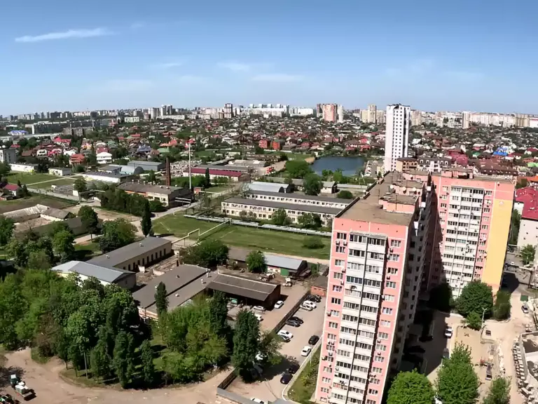 Панорамный вид на жилые районы Краснодара с высоты ЖК Сердце обзор недвижимости и застройки для переезда.