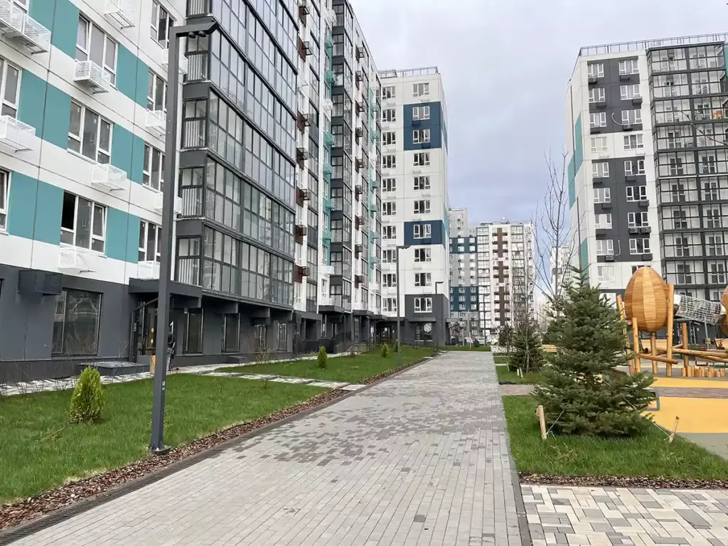 Пешеходная аллея, озеленение и фасады новостроек в ЖК 5 Элемент, микрорайон Левенцовка, Западный район Ростова-на-Дону