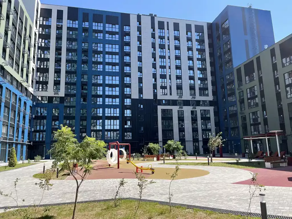 Двор ЖК «Эстет» в Ростове-на-Дону с детской площадкой и благоустроенной территорией — что покупатель видит перед покупкой квартиры