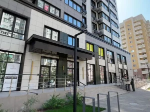 Фасад нового жилого комплекса со стильной темной отделкой в Западном районе Ростова-на-Дону.